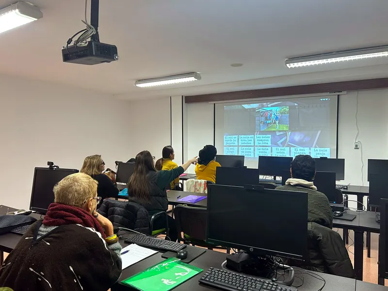 Classe de català amb frases projectades a la pantalla