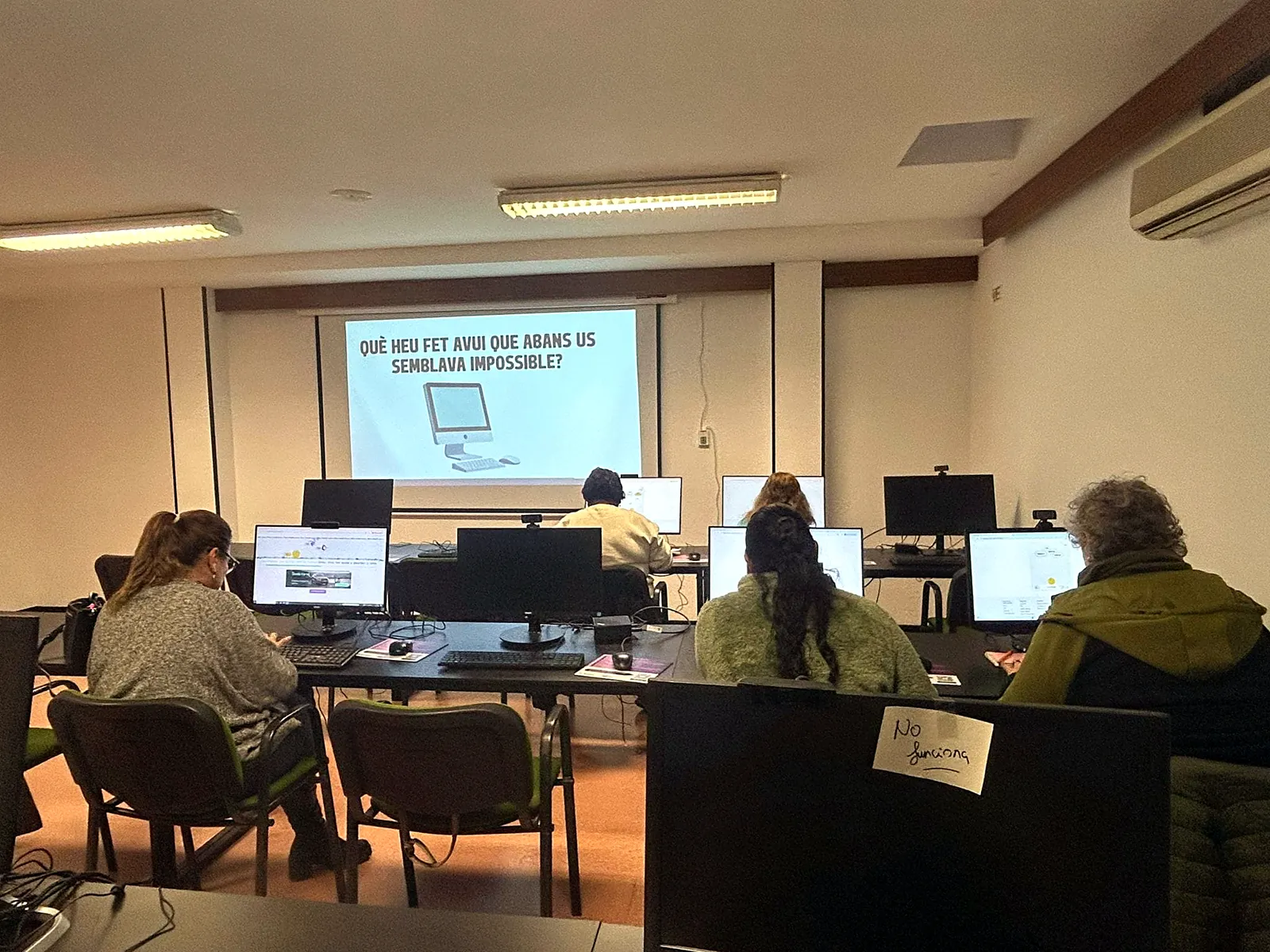 Sessió de formació digital a l'aula de Logos