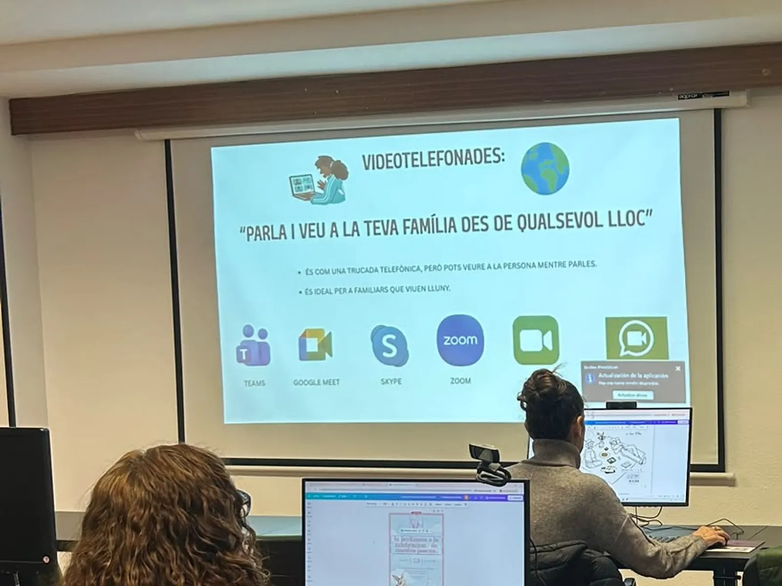 Formació en videotrucades per parlar amb la família