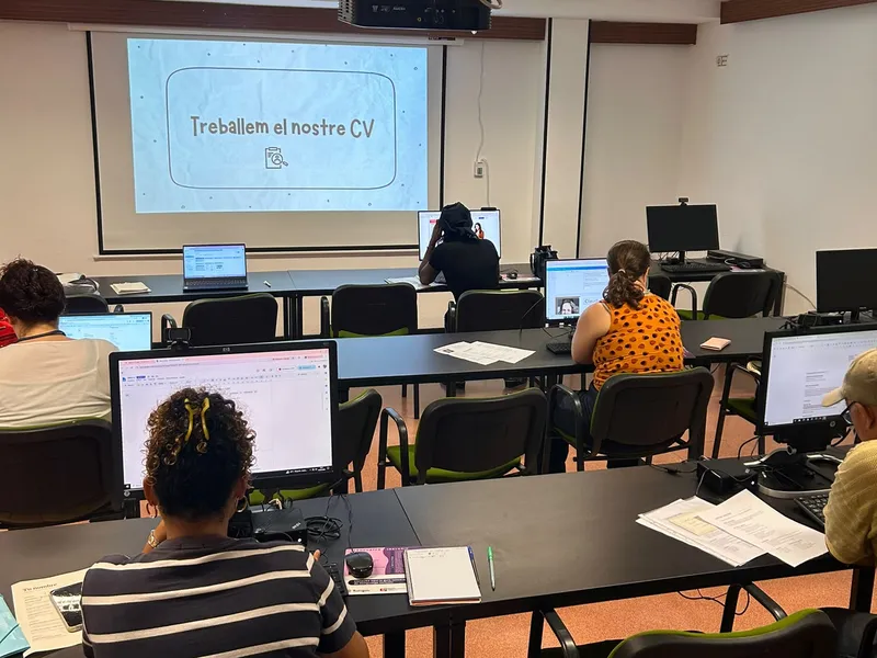 Taller «Treballem el nostre CV» a l'aula de formació