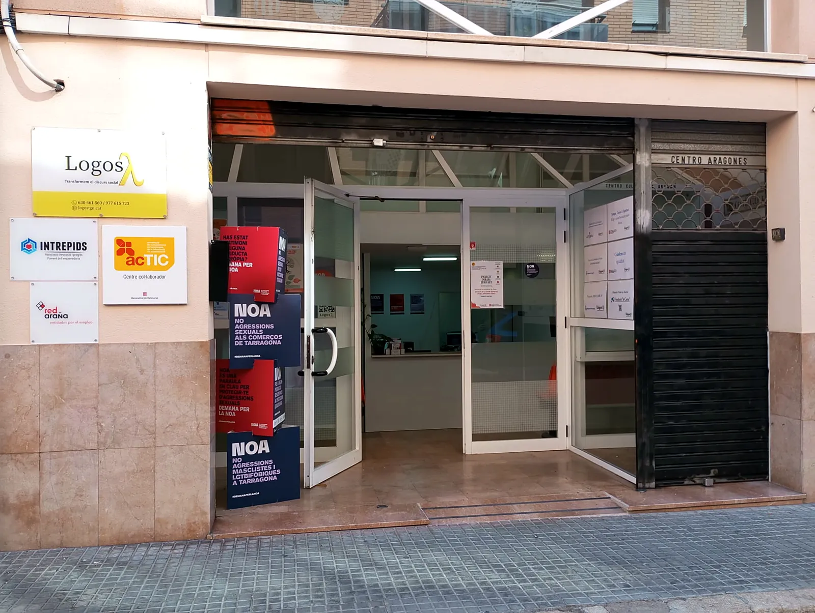Façana i entrada de Logos al número 14 del Carrer Pau del Protectorat