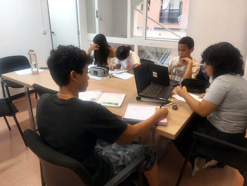 Joves estudiant en un espai d'acompanyament de Logos