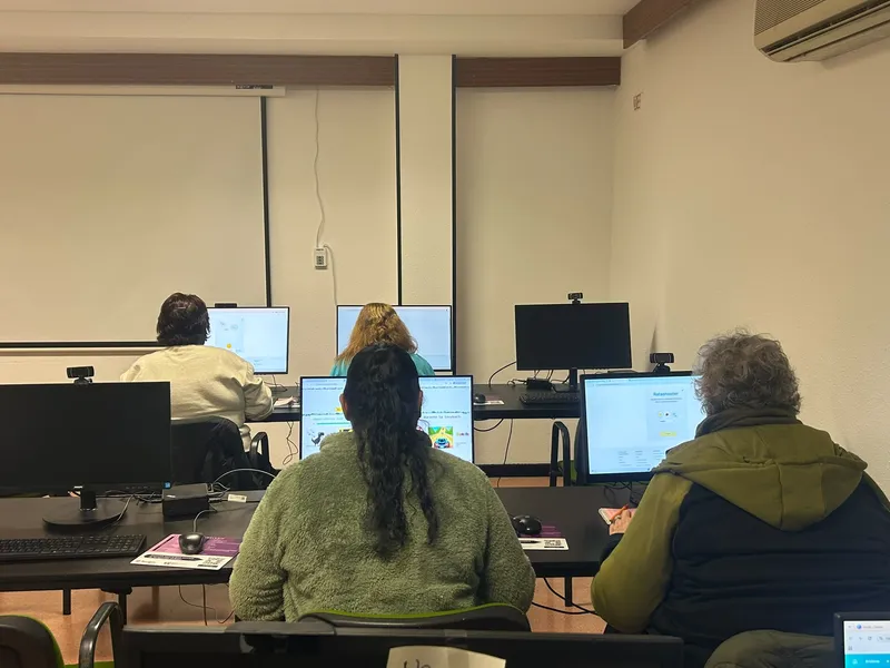 Pràctica amb l'ordinador a l'aula TIC
